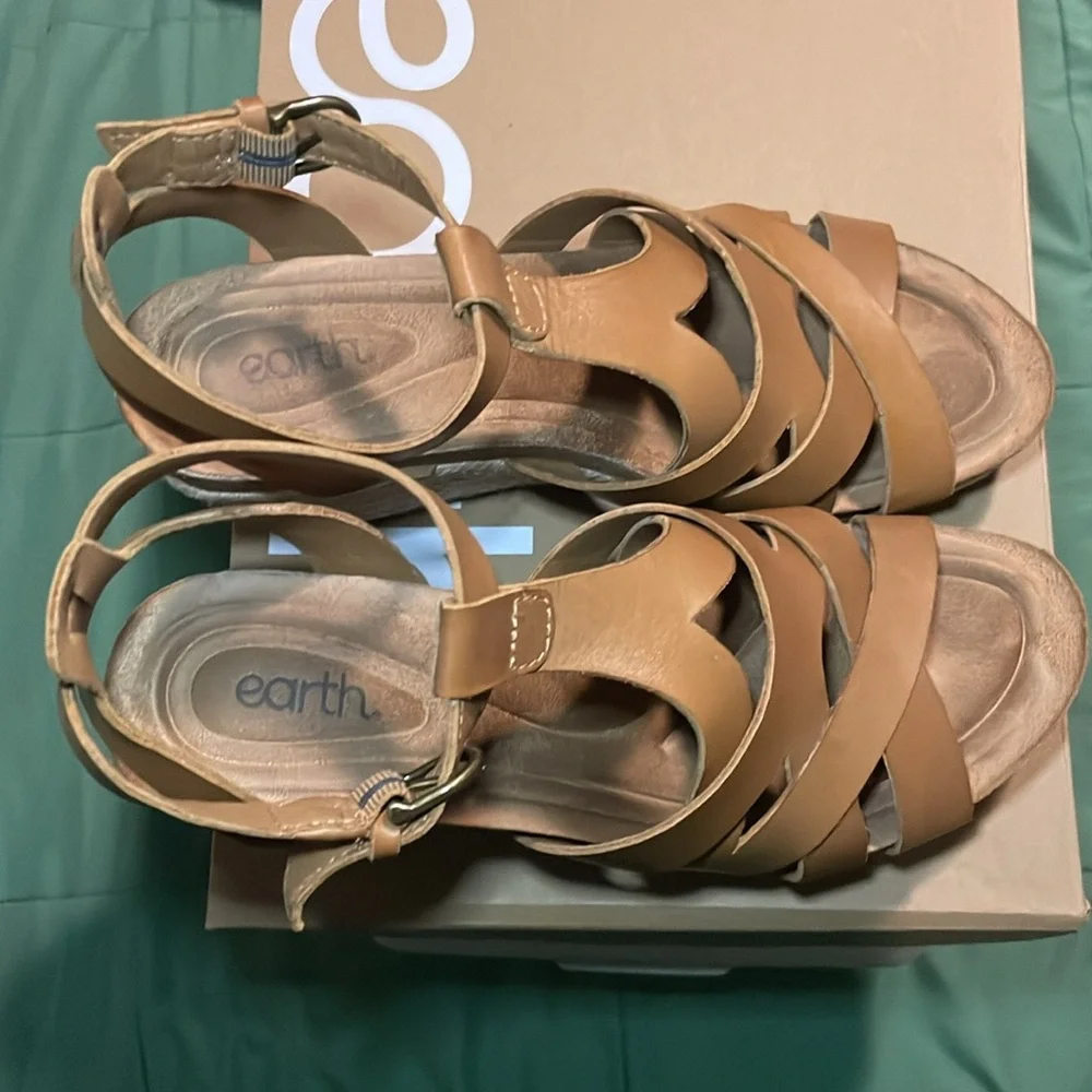 Earth Malera Leather Wedge- Size 7.5